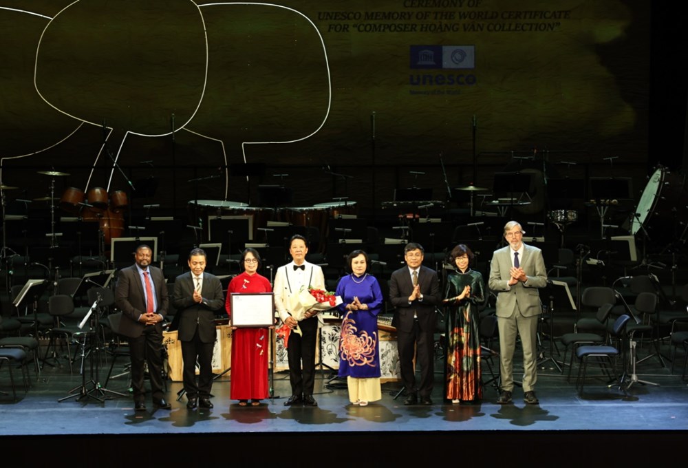 Trao bằng Di sản Tư liệu Thế giới của UNESCO cho gia đình cố nhạc sĩ Hoàng Vân - ảnh 1