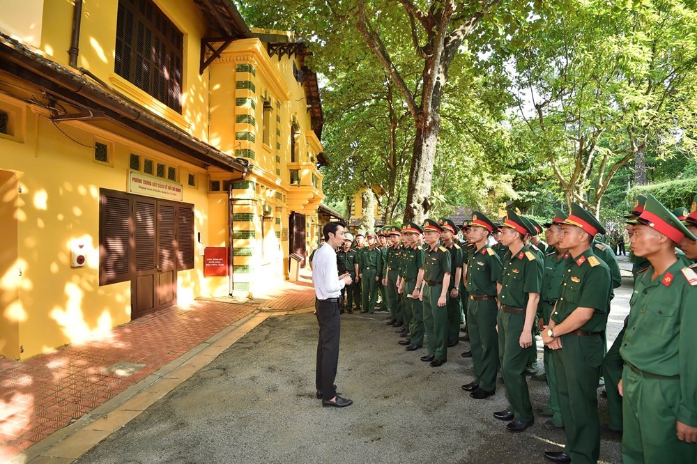 Lực lượng tham gia diễu binh Quốc khánh 2.9 tham quan Khu Di tích Chủ tịch Hồ Chí Minh - ảnh 1