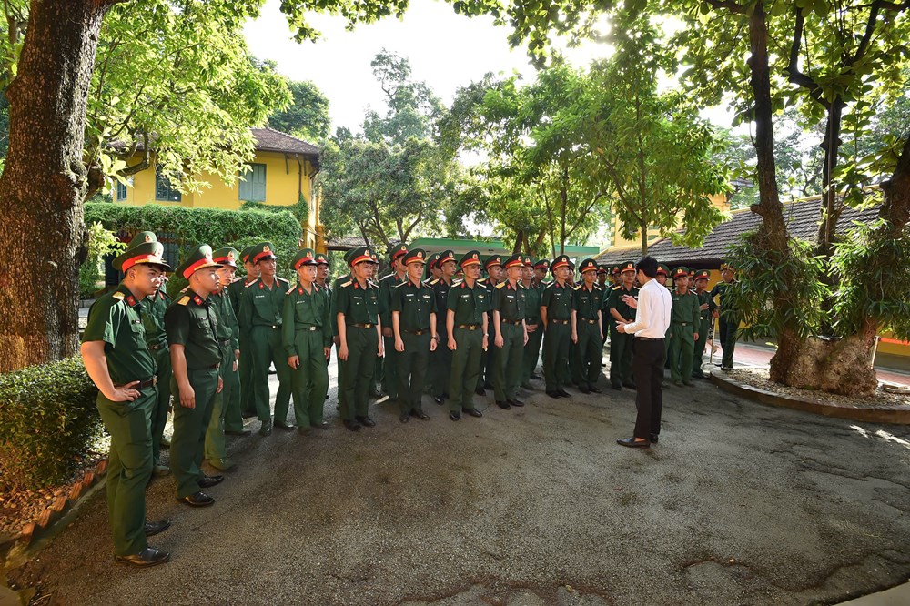 Lực lượng tham gia diễu binh Quốc khánh 2.9 tham quan Khu Di tích Chủ tịch Hồ Chí Minh - ảnh 9