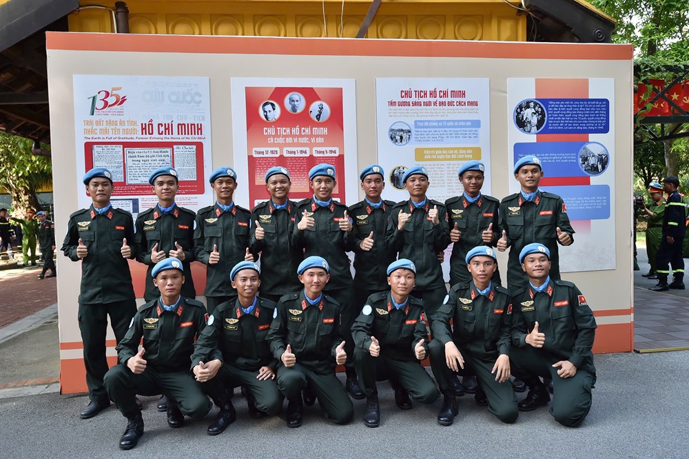 Lực lượng tham gia diễu binh Quốc khánh 2.9 tham quan Khu Di tích Chủ tịch Hồ Chí Minh - ảnh 21