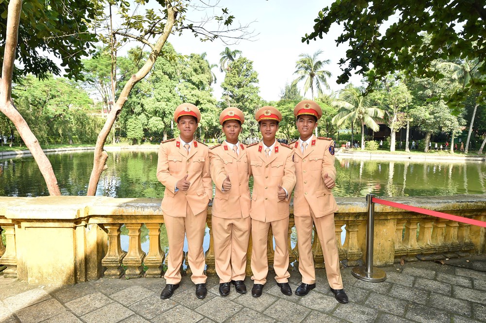 Lực lượng tham gia diễu binh Quốc khánh 2.9 tham quan Khu Di tích Chủ tịch Hồ Chí Minh - ảnh 16