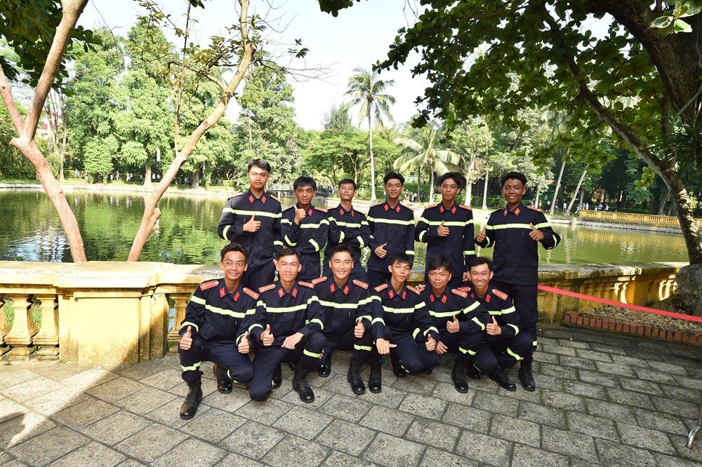 Lực lượng tham gia diễu binh Quốc khánh 2.9 tham quan Khu Di tích Chủ tịch Hồ Chí Minh - ảnh 22