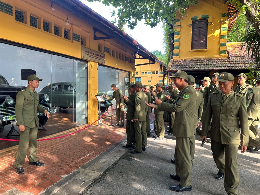 Lực lượng tham gia diễu binh Quốc khánh 2.9 tham quan Khu Di tích Chủ tịch Hồ Chí Minh - ảnh 8