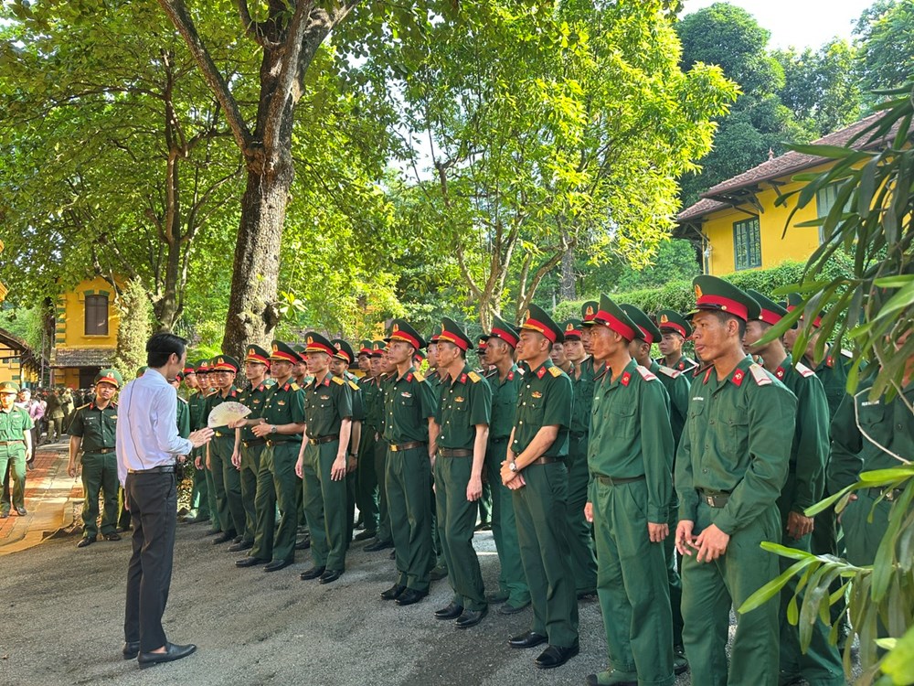 Lực lượng tham gia diễu binh Quốc khánh 2.9 tham quan Khu Di tích Chủ tịch Hồ Chí Minh - ảnh 3