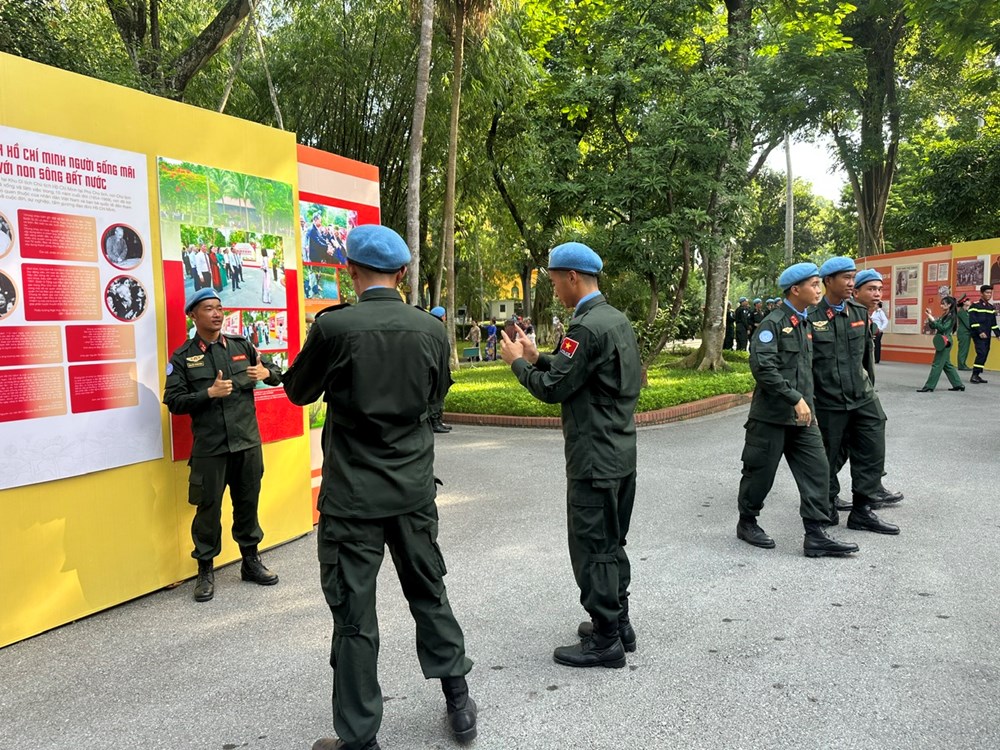 Lực lượng tham gia diễu binh Quốc khánh 2.9 tham quan Khu Di tích Chủ tịch Hồ Chí Minh - ảnh 10