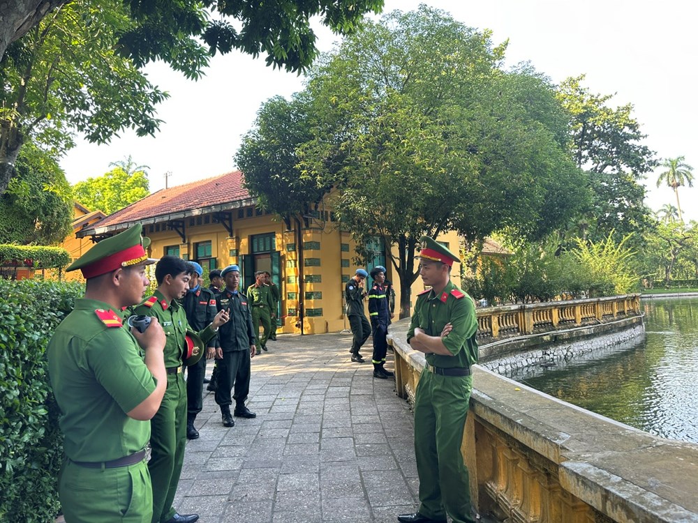 Lực lượng tham gia diễu binh Quốc khánh 2.9 tham quan Khu Di tích Chủ tịch Hồ Chí Minh - ảnh 24