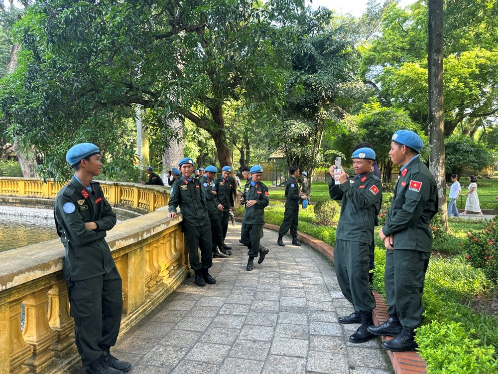 Lực lượng tham gia diễu binh Quốc khánh 2.9 tham quan Khu Di tích Chủ tịch Hồ Chí Minh - ảnh 23