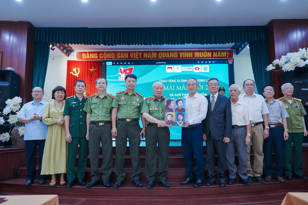 Trao tặng di ảnh Anh hùng - Liệt sĩ Võ Thị Sáu cho Bảo tàng Phụ nữ Việt Nam - ảnh 2
