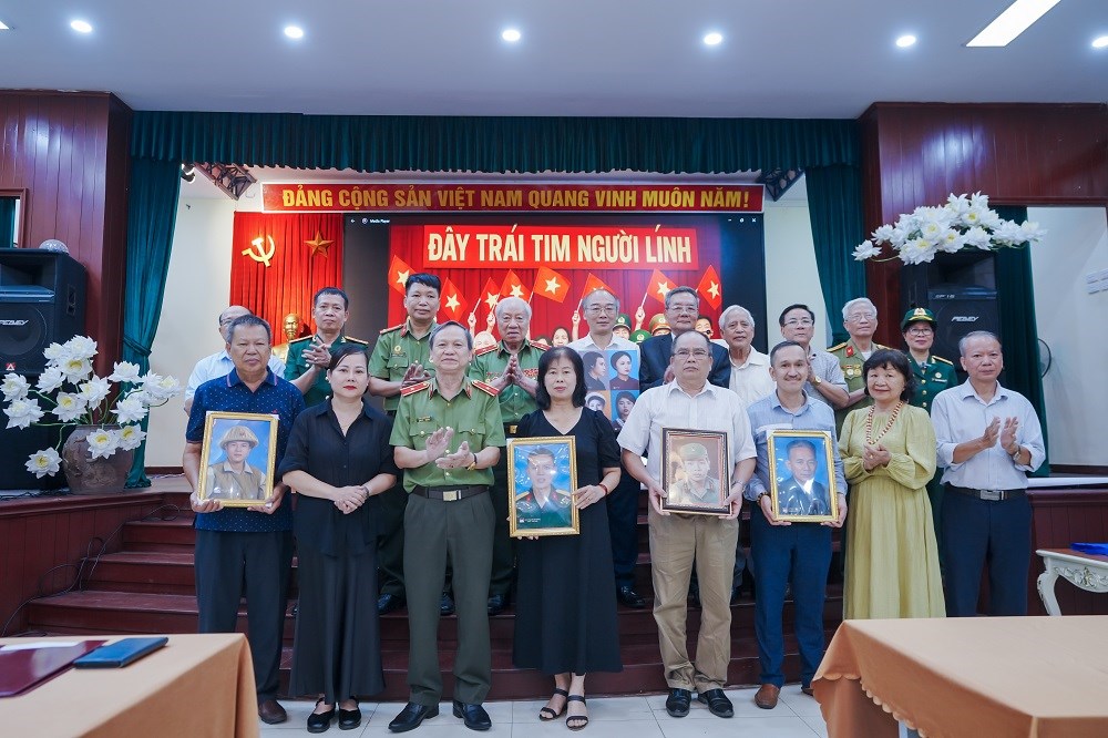 Trao tặng di ảnh Anh hùng - Liệt sĩ Võ Thị Sáu cho Bảo tàng Phụ nữ Việt Nam - ảnh 3