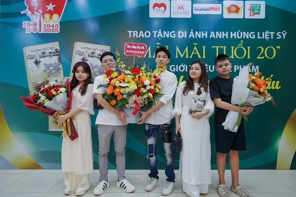 Trao tặng di ảnh Anh hùng - Liệt sĩ Võ Thị Sáu cho Bảo tàng Phụ nữ Việt Nam - ảnh 5