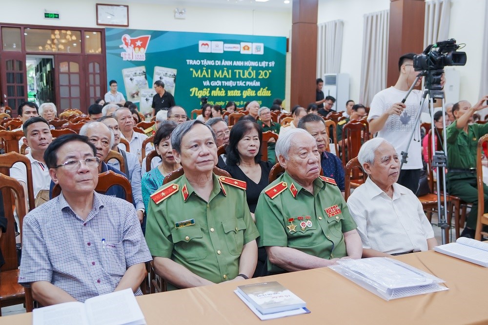 Trao tặng di ảnh Anh hùng - Liệt sĩ Võ Thị Sáu cho Bảo tàng Phụ nữ Việt Nam - ảnh 6
