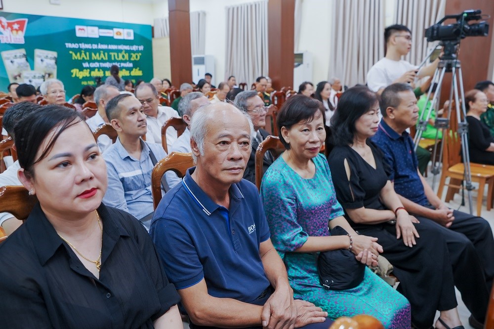 Trao tặng di ảnh Anh hùng - Liệt sĩ Võ Thị Sáu cho Bảo tàng Phụ nữ Việt Nam - ảnh 7