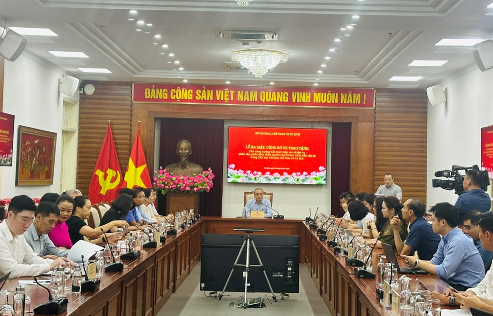 Ra mắt Cẩm nang hướng dẫn thực hiện các nhiệm vụ phân cấp, phân định thẩm quyền cho UBND cấp xã - ảnh 1