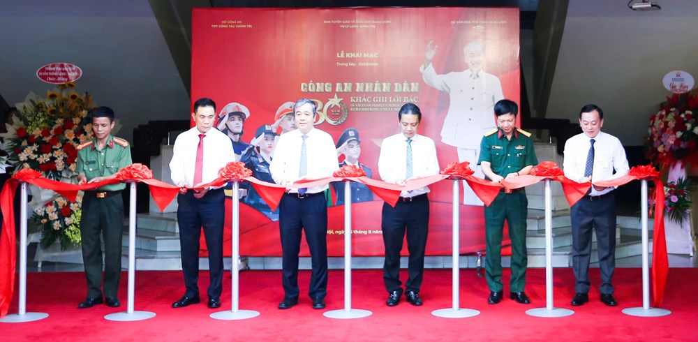 Trưng bày những hình ảnh Công an nhân dân khắc ghi lời Bác - ảnh 1