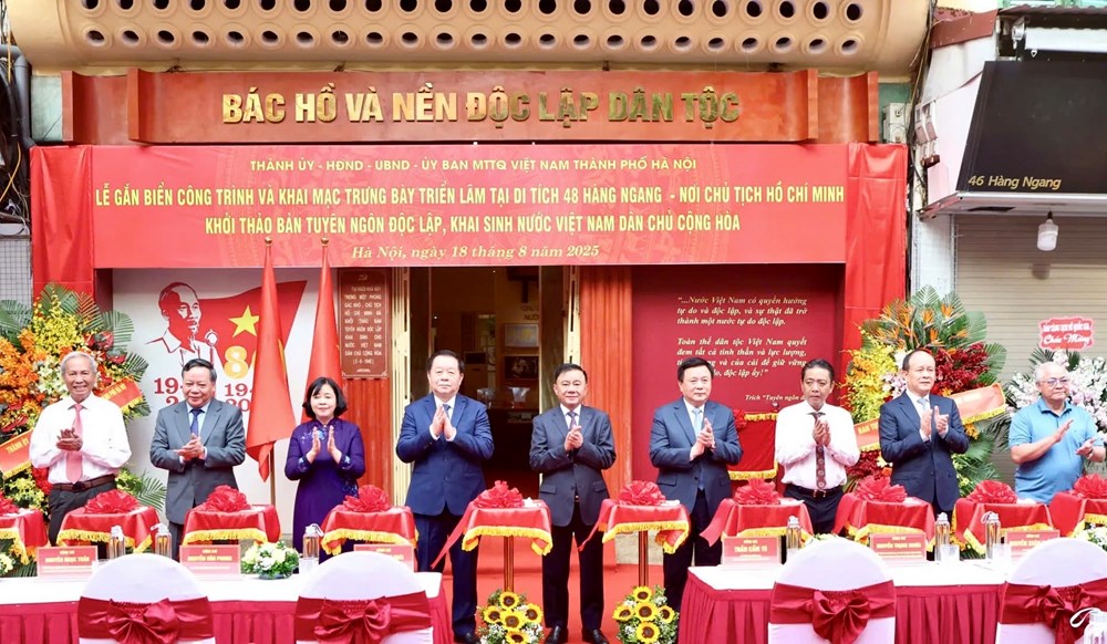 Lễ gắn biển di tích 48 Hàng Ngang - nơi Chủ tịch Hồ Chí Minh khởi thảo Tuyên ngôn Độc lập - ảnh 1