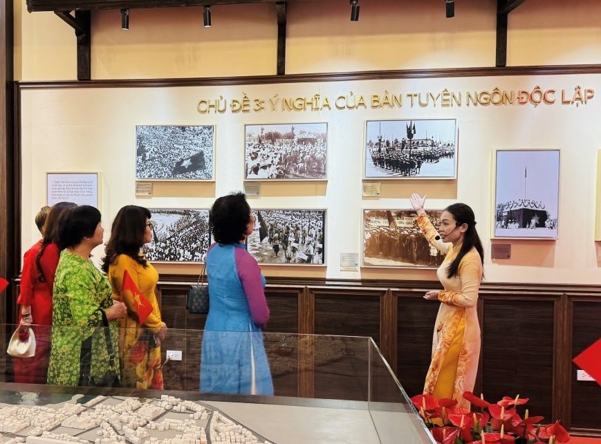 Lễ gắn biển di tích 48 Hàng Ngang - nơi Chủ tịch Hồ Chí Minh khởi thảo Tuyên ngôn Độc lập - ảnh 3