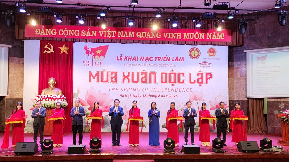 Triển lãm tranh sơn mài khổ lớn Mùa xuân độc lập - ảnh 1