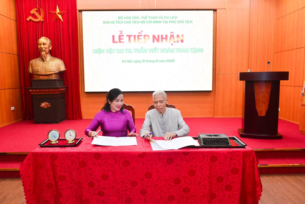 Người cận vệ của Bác Hồ tặng hai hiện vật quý cho Khu Di tích Chủ tịch Hồ Chí Minh tại Phủ Chủ tịch - ảnh 5
