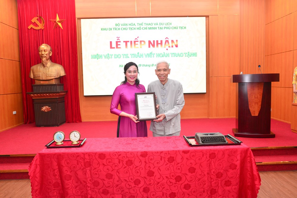Người cận vệ của Bác Hồ tặng hai hiện vật quý cho Khu Di tích Chủ tịch Hồ Chí Minh tại Phủ Chủ tịch - ảnh 2
