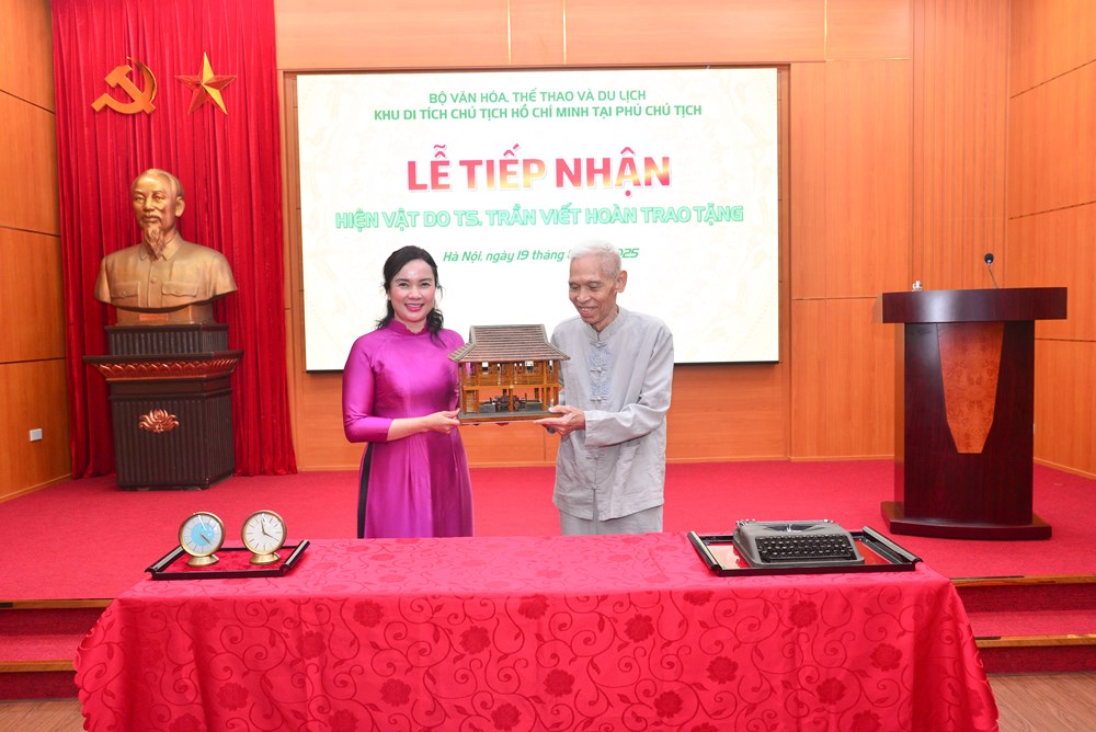Người cận vệ của Bác Hồ tặng hai hiện vật quý cho Khu Di tích Chủ tịch Hồ Chí Minh tại Phủ Chủ tịch - ảnh 3