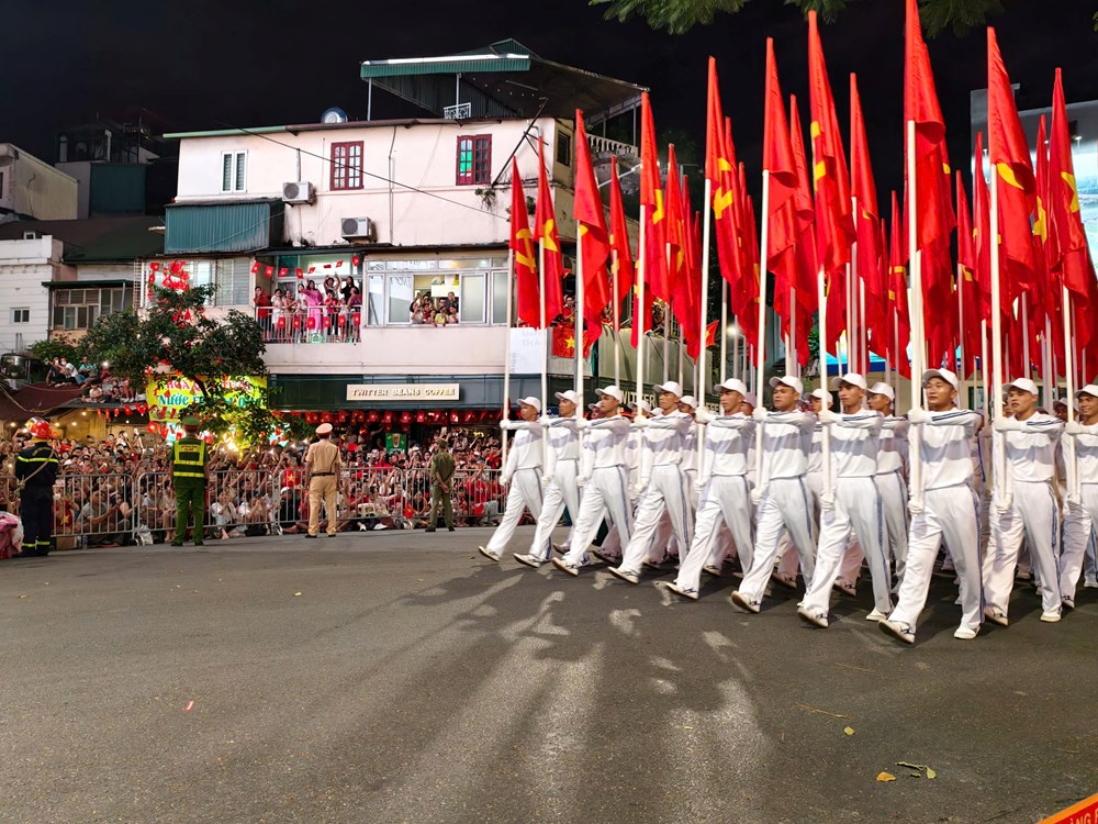 Phố phường ngân vang nhịp bước hào hùng - ảnh 2
