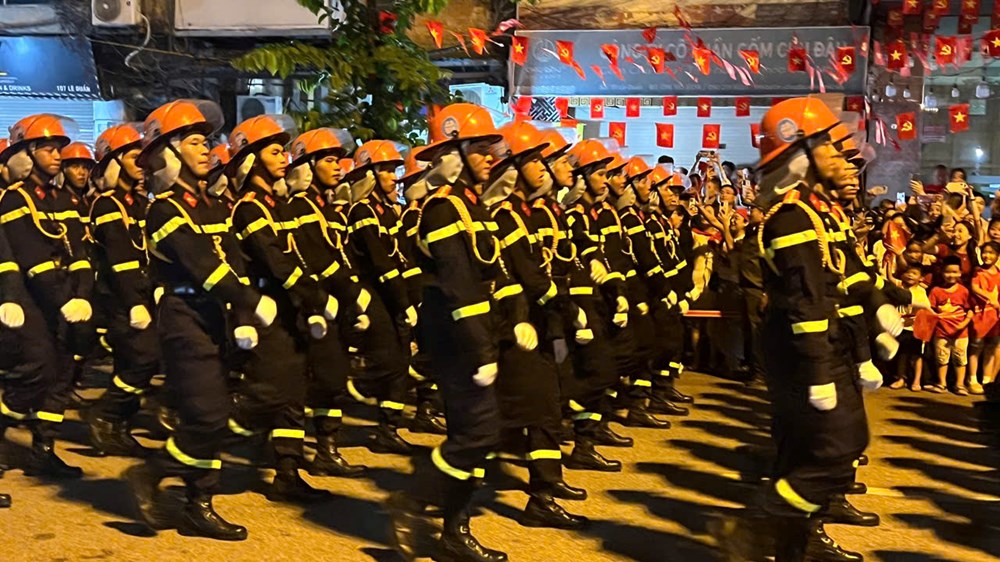 Phố phường ngân vang nhịp bước hào hùng - ảnh 7
