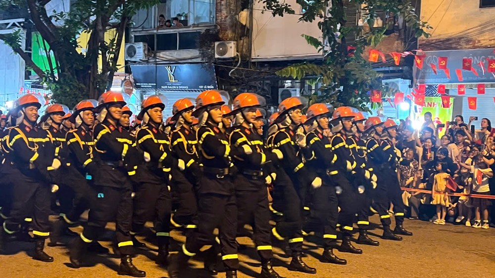 Phố phường ngân vang nhịp bước hào hùng - ảnh 8
