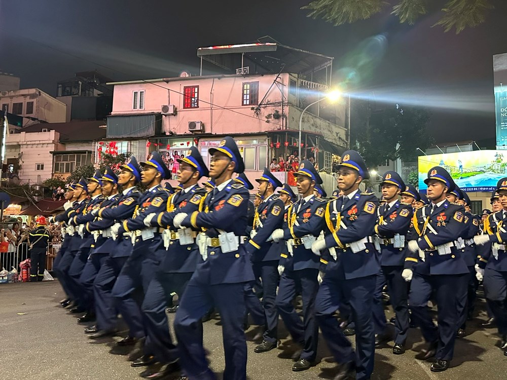Phố phường ngân vang nhịp bước hào hùng - ảnh 13