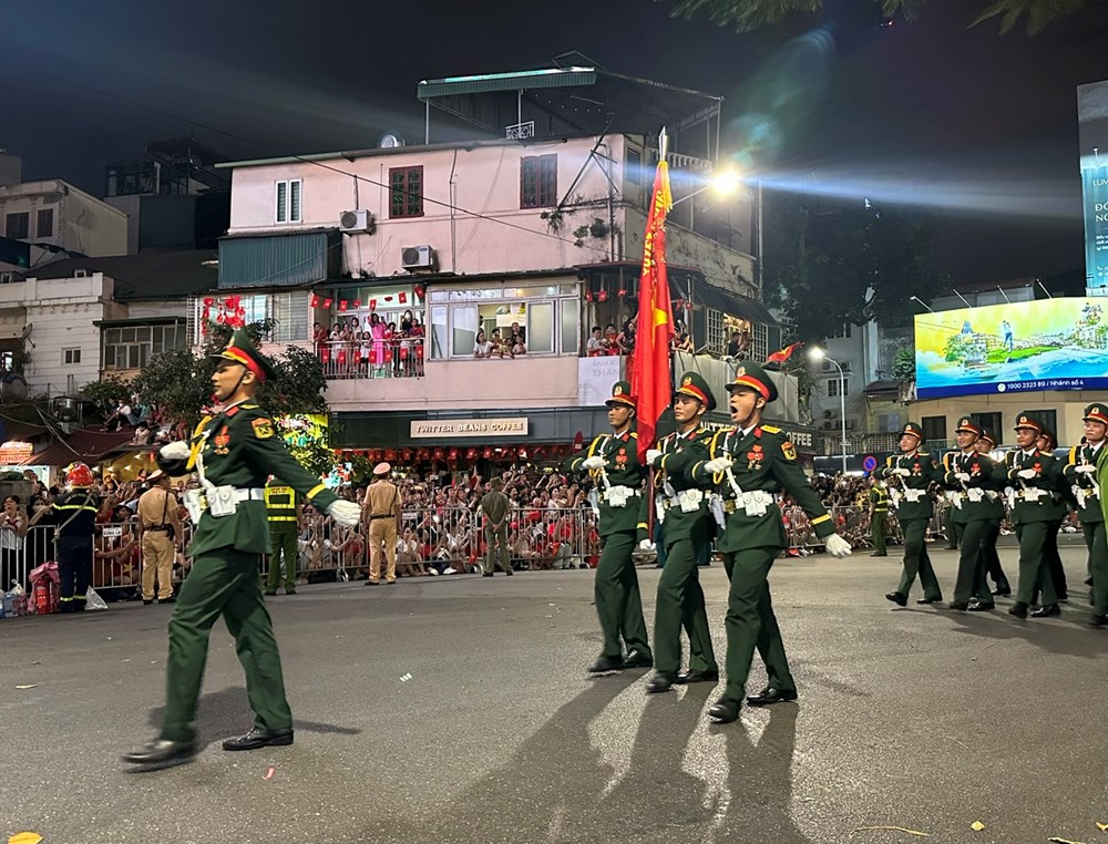 Phố phường ngân vang nhịp bước hào hùng - ảnh 14