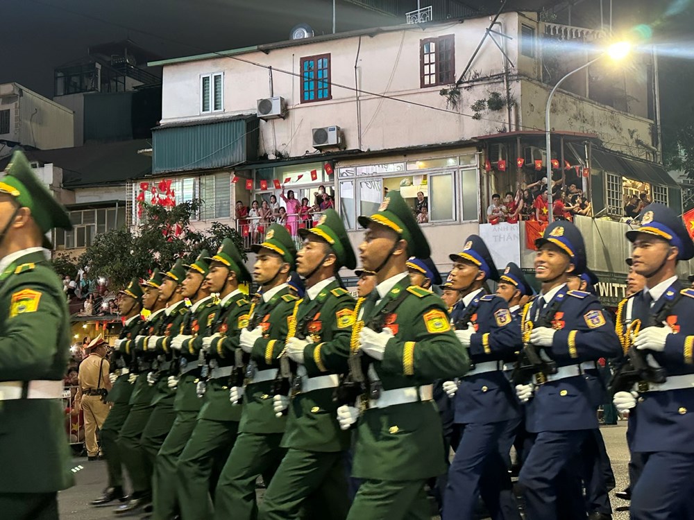 Phố phường ngân vang nhịp bước hào hùng - ảnh 16