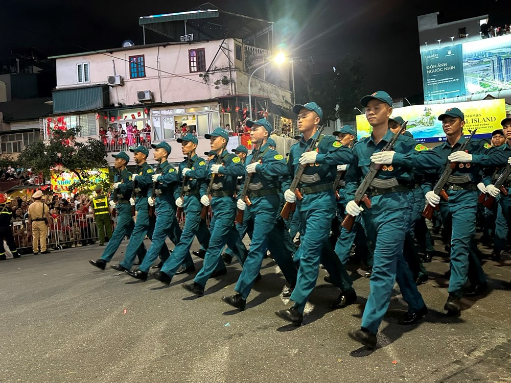 Phố phường ngân vang nhịp bước hào hùng - ảnh 25