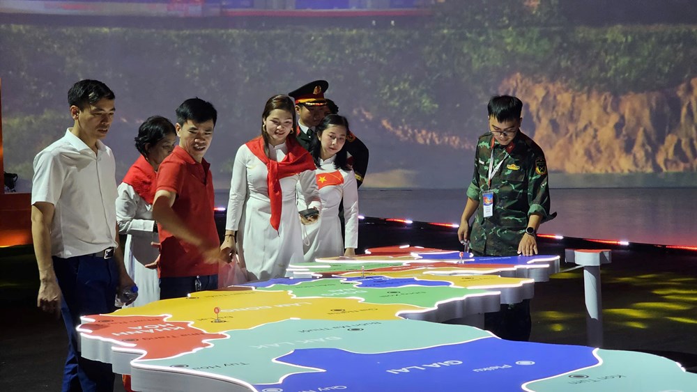 Gần 1,2 triệu lượt khách tham quan Triển lãm Thành tựu đất nước sau 3 ngày - ảnh 2