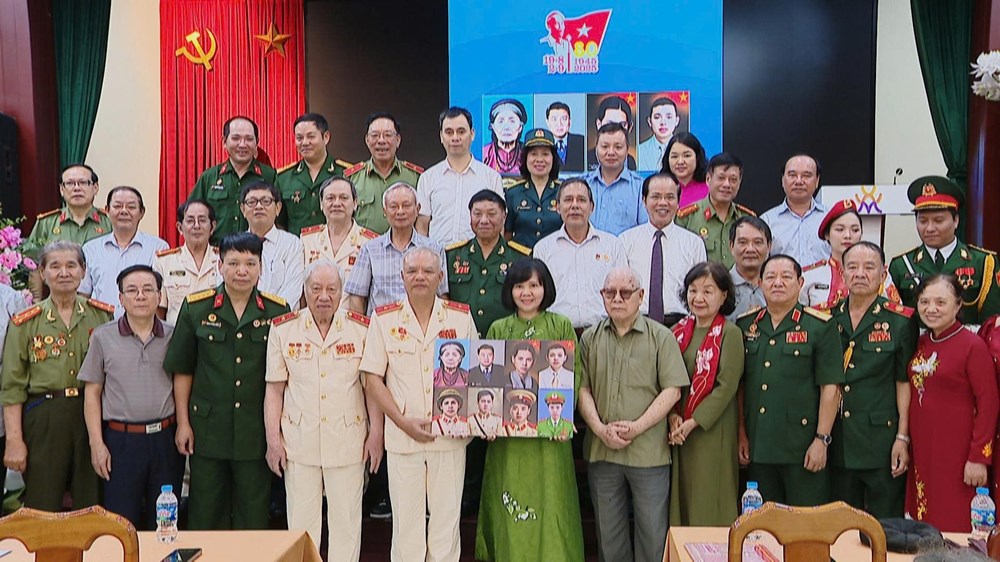 Trao tặng 8 di ảnh Anh hùng Liệt sĩ Công an Nhân dân - ảnh 1