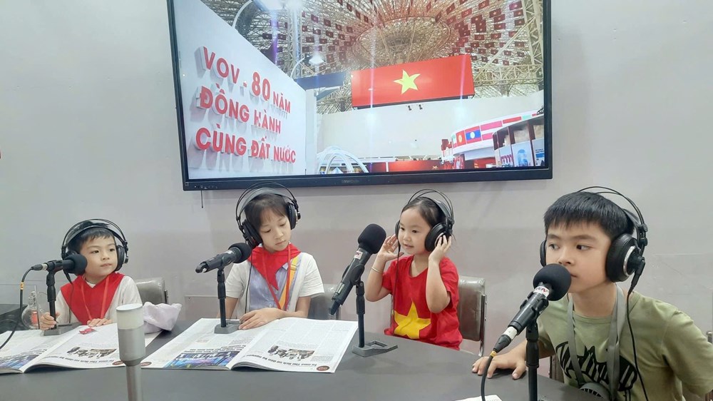 Du khách háo hức trải nghiệm “Thanh âm lịch sử” tại Triển lãm Thành tựu đất nước - ảnh 5