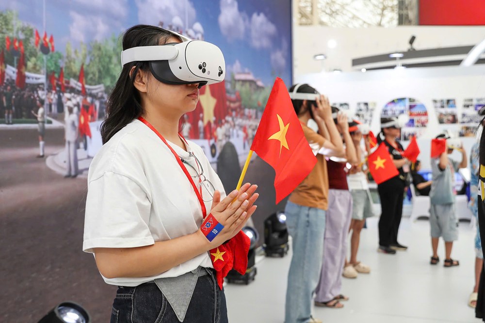 Du khách háo hức trải nghiệm “Thanh âm lịch sử” tại Triển lãm Thành tựu đất nước - ảnh 3
