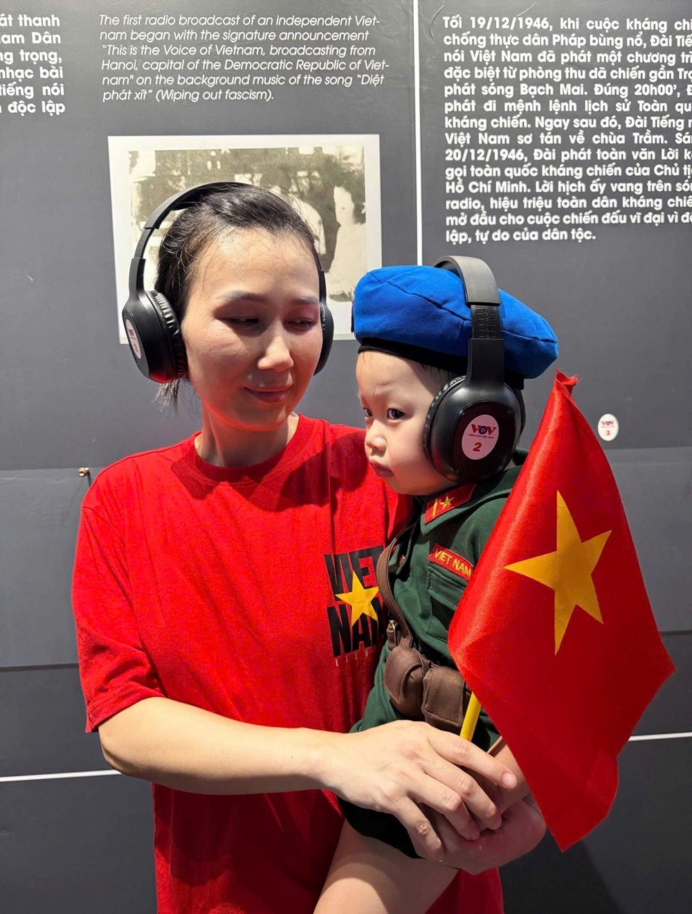 Du khách háo hức trải nghiệm “Thanh âm lịch sử” tại Triển lãm Thành tựu đất nước - ảnh 2