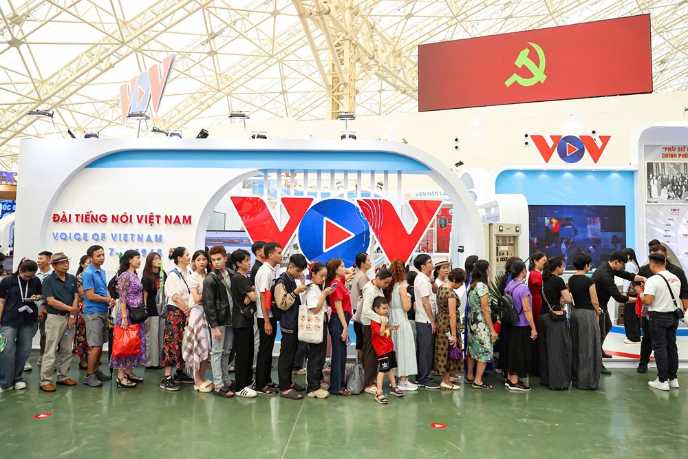 Du khách háo hức trải nghiệm “Thanh âm lịch sử” tại Triển lãm Thành tựu đất nước - ảnh 4