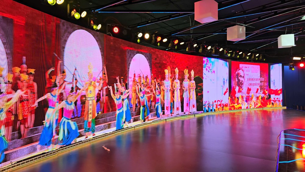 Trải nghiệm công nghệ, ánh sáng chưa từng có tại Triển lãm Thành tựu đất nước - ảnh 2