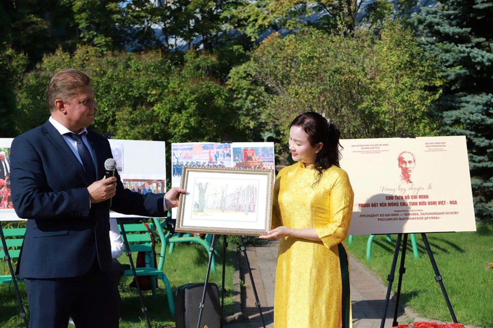 Trưng bày tài liệu lưu trữ, hình ảnh về hoạt động của Chủ tịch Hồ Chí Minh tại Liên bang Nga - ảnh 2