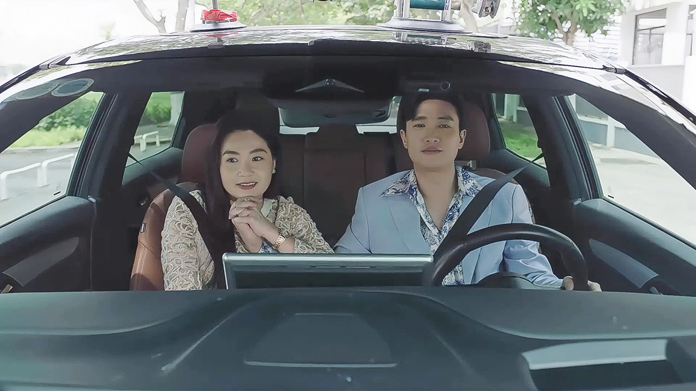 Diễn cảnh tình tứ với Quốc Trường, Lê Khánh bất ngờ gọi điện “báo cáo” chồng - ảnh 4