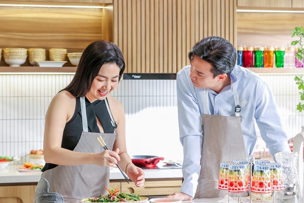 Diễn cảnh tình tứ với Quốc Trường, Lê Khánh bất ngờ gọi điện “báo cáo” chồng - ảnh 3
