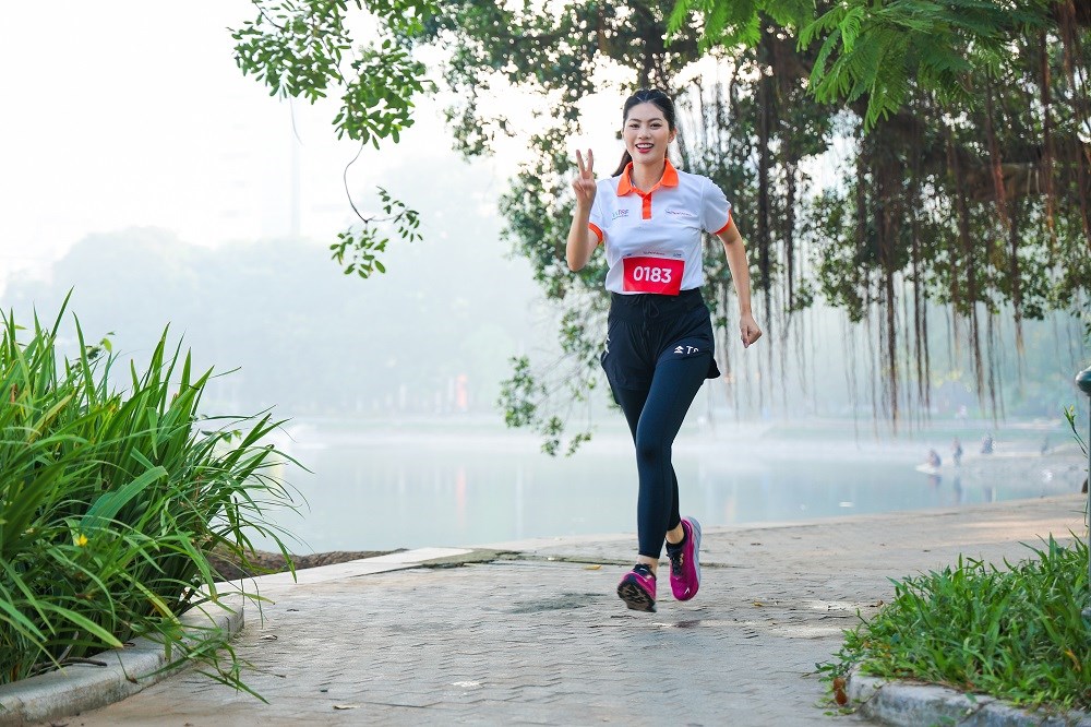 Hoa khôi Vũ Hương Giang chạy bộ lan tỏa thông điệp vì môi trường không khói thuốc - ảnh 6
