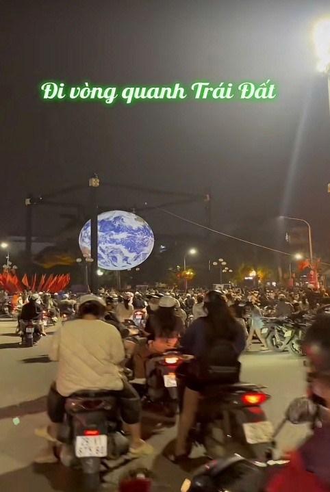 Giới trẻ phát sốt với “quả địa cầu khổng lồ” ở Hồ Tây - ảnh 5