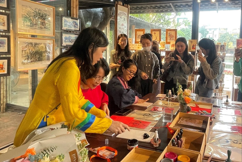 Sắc màu trẻ trung của Hà Nội qua triển lãm “Hà Nội thanh tân” - ảnh 4