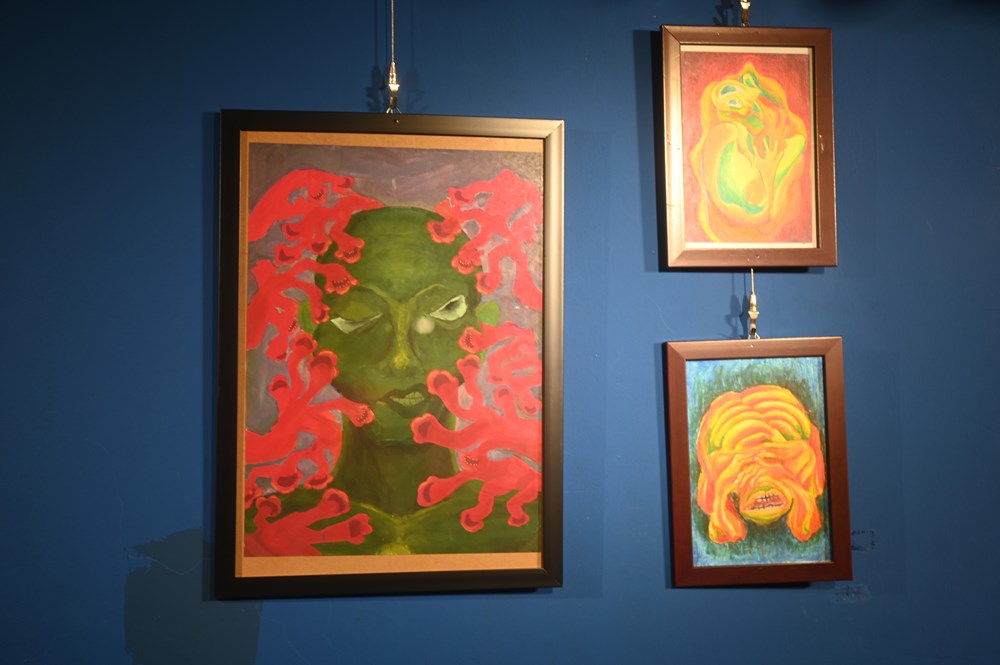 Triển lãm “Gò má em – Mảnh khói tàn”- Tiếng nói nghệ thuật của thế hệ trẻ về áp lực thành tích - ảnh 4