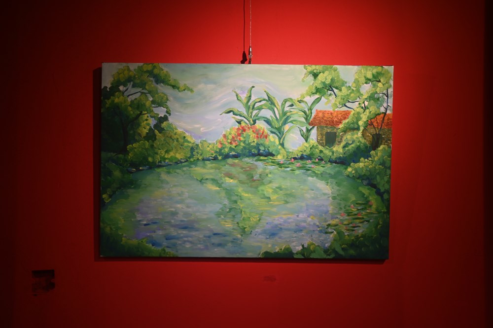 Triển lãm “Gò má em – Mảnh khói tàn”- Tiếng nói nghệ thuật của thế hệ trẻ về áp lực thành tích - ảnh 6