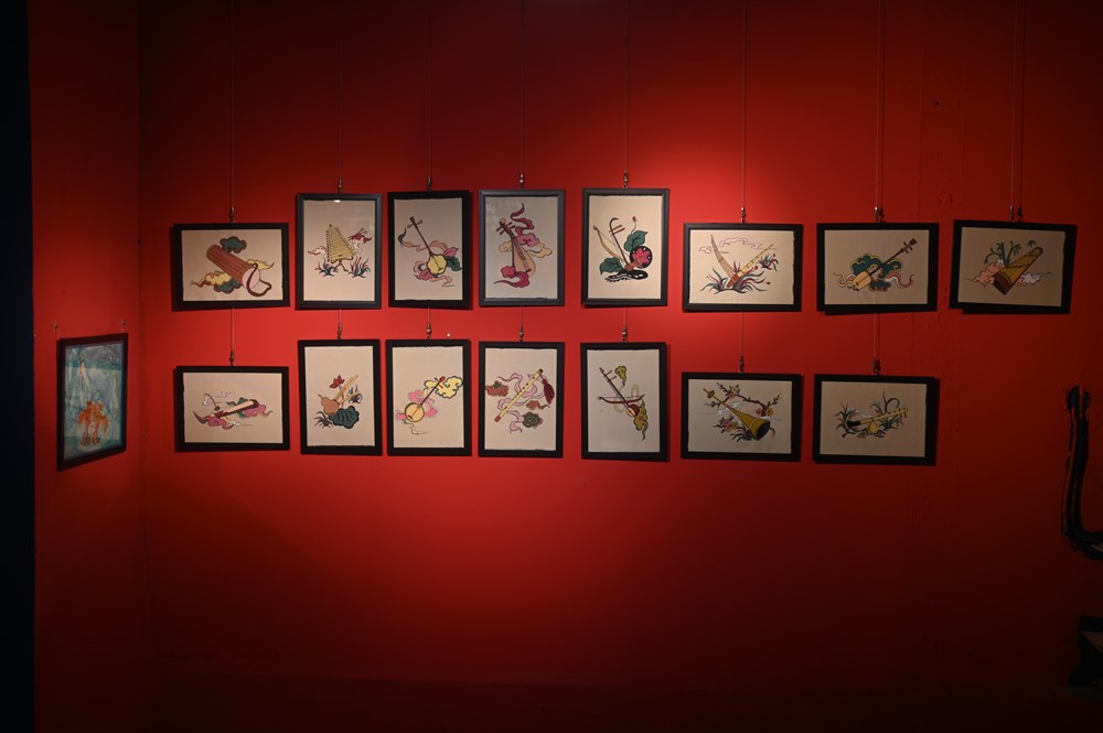 Triển lãm “Gò má em – Mảnh khói tàn”- Tiếng nói nghệ thuật của thế hệ trẻ về áp lực thành tích - ảnh 2