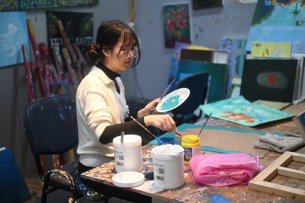 Triển lãm “Gò má em – Mảnh khói tàn”- Tiếng nói nghệ thuật của thế hệ trẻ về áp lực thành tích - ảnh 1