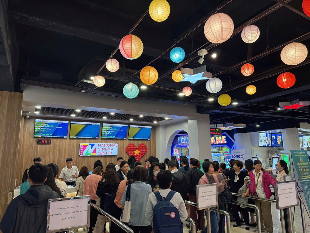 Khán giả xếp hàng nhận vé miễn phí tại Tuần phim chào mừng LHP Việt Nam lần thứ XXIV - ảnh 1