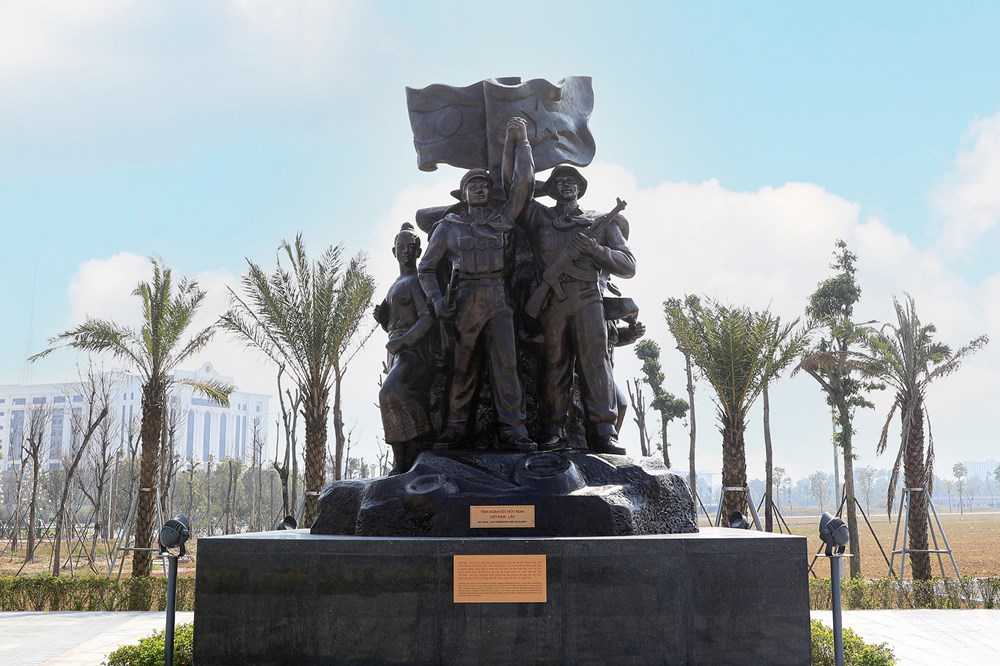 Hoàn thành trưng bày cụm tượng Tình đoàn kết hữu nghị Việt Nam - Lào  - ảnh 1